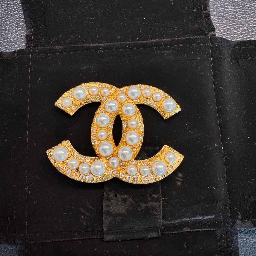 CHANEL Gold and Pearl Brooch - Picture 3 of 14